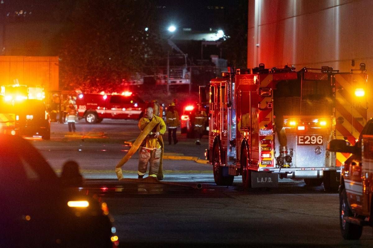 Los Angeles, elicottero di NBC4 precipita a Chatsworth: tre morti durante un servizio