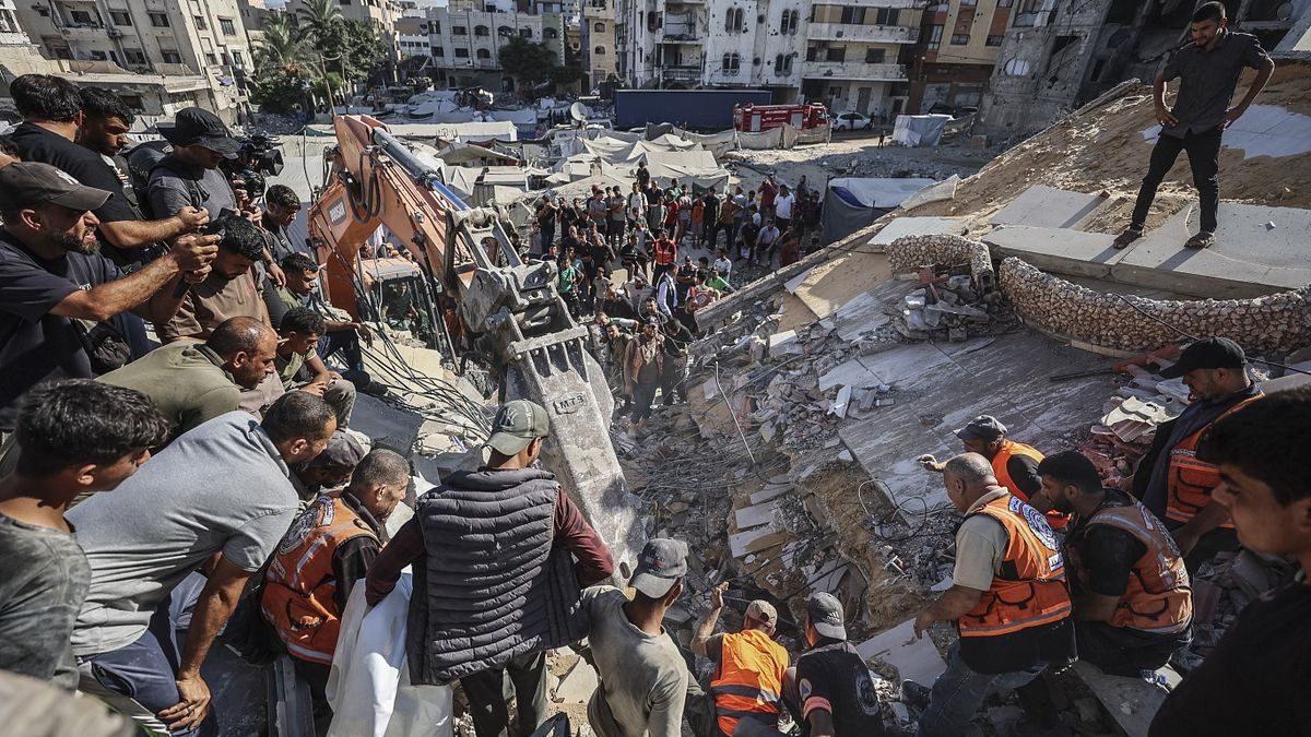 Gaza City, crolla un edificio danneggiato: almeno 14 morti e circa 100 dispersi