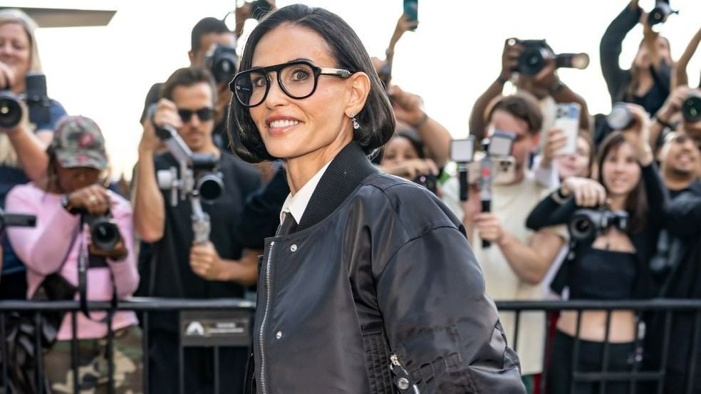 Demi Moore alla New York Fashion Week, il preppy sartoriale conquista Thom Browne
