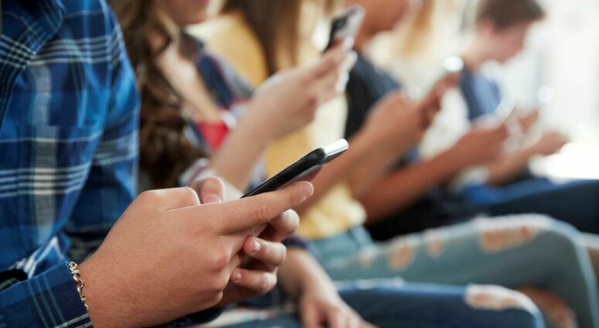 Kids Act Ue, stop ai social sotto i 13 anni e mini account fino ai 15