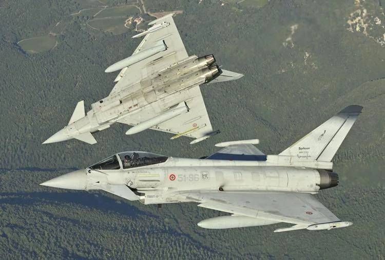 Lituania, jet russi violano lo spazio aereo: decollano due Eurofighter italiani