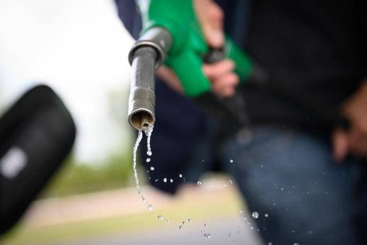 Carburanti in Italia, benzina self a 2,149 euro e gasolio a 2,294 euro al litro Carburanti in Italia, benzina self a 2,149 euro e gasolio a 2,294 euro al litro