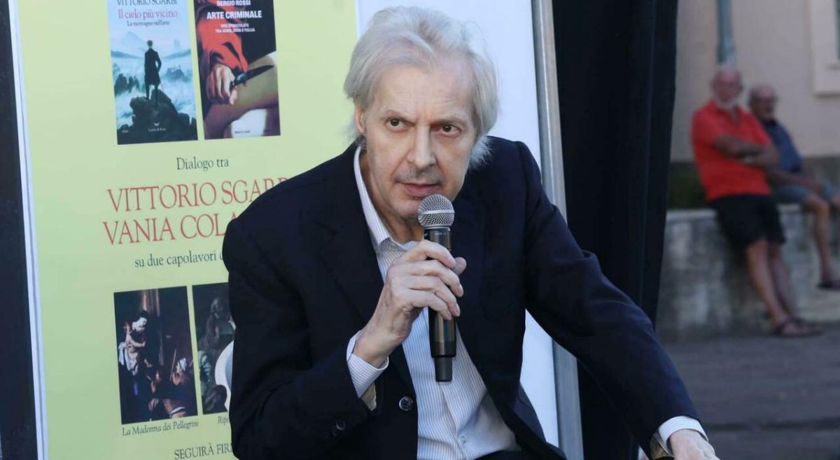 Vittorio Sgarbi torna in pubblico a Ferrara, applauso alla mostra di Palazzo dei Diamanti
