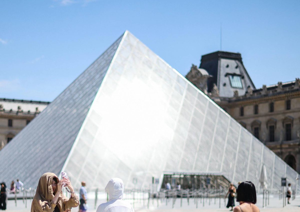 Louvre, due tedeschi fermati dopo aver appeso quadri nella sala della Gioconda