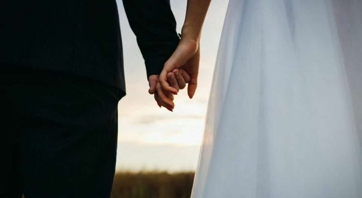 Sposo si ribalta in auto prima delle nozze, quattro feriti ma il matrimonio si celebra Sposo si ribalta in auto prima delle nozze, quattro feriti ma il matrimonio si celebra