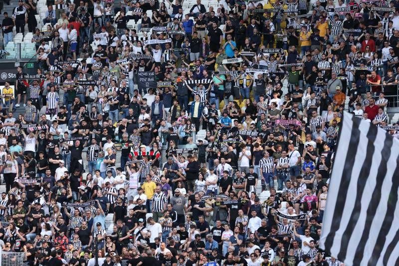 Juventus-Atalanta, cori e spalle al campo durante il minuto di silenzio per Sandro Mazzola