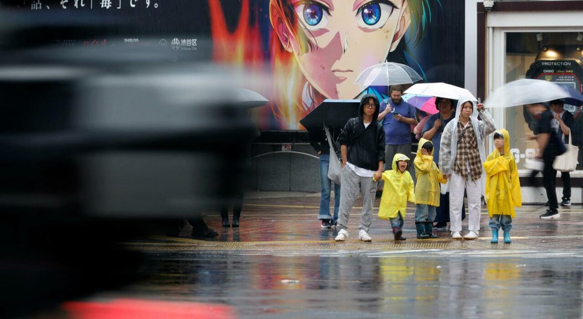 Tifone Dujuan verso Tokyo, 275 voli cancellati e blackout a Chiba