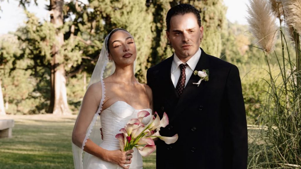 Ernia e Valentina Cabassi sposi in Piemonte, le foto sui social delle nozze intime con Jake La Furia