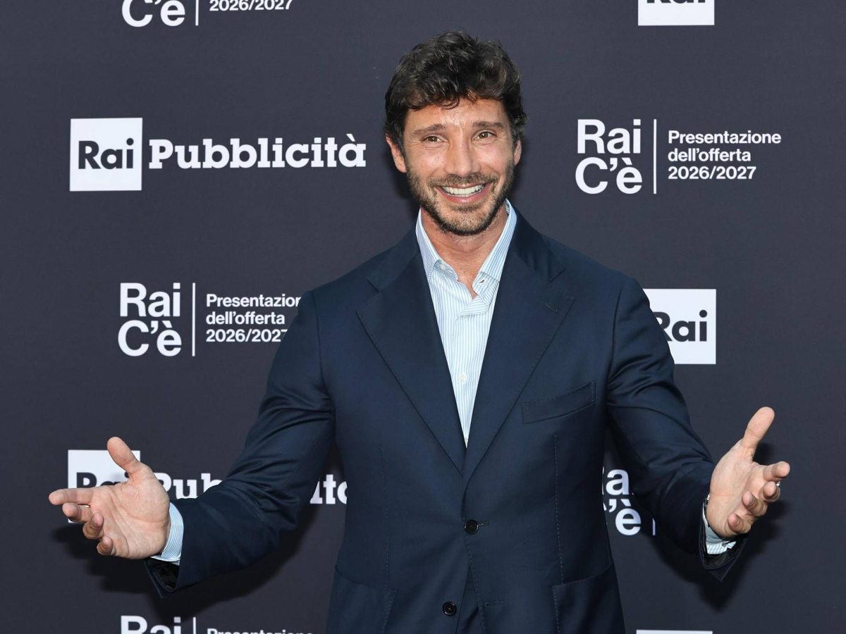 Sanremo 2027, De Martino cambia il regolamento: 24 Big, Serata Performance e stop all