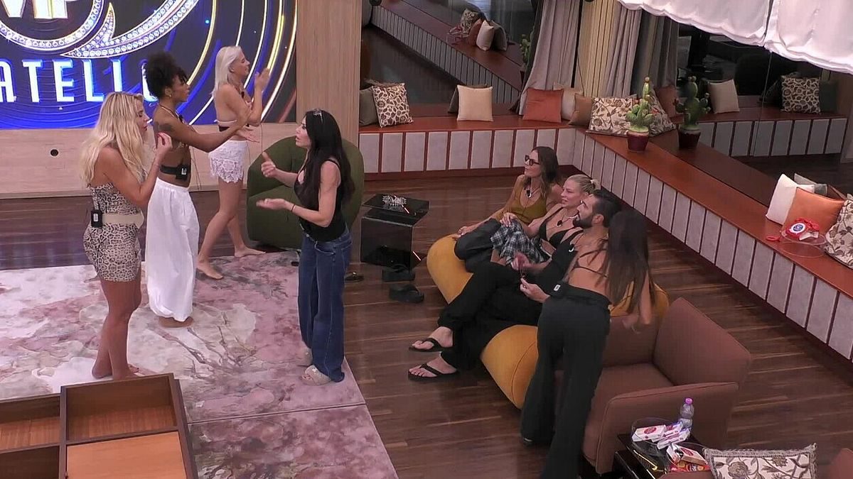 Grande Fratello Vip, tensione tra Valeria Marini e Carmen Di Pietro durante le prove