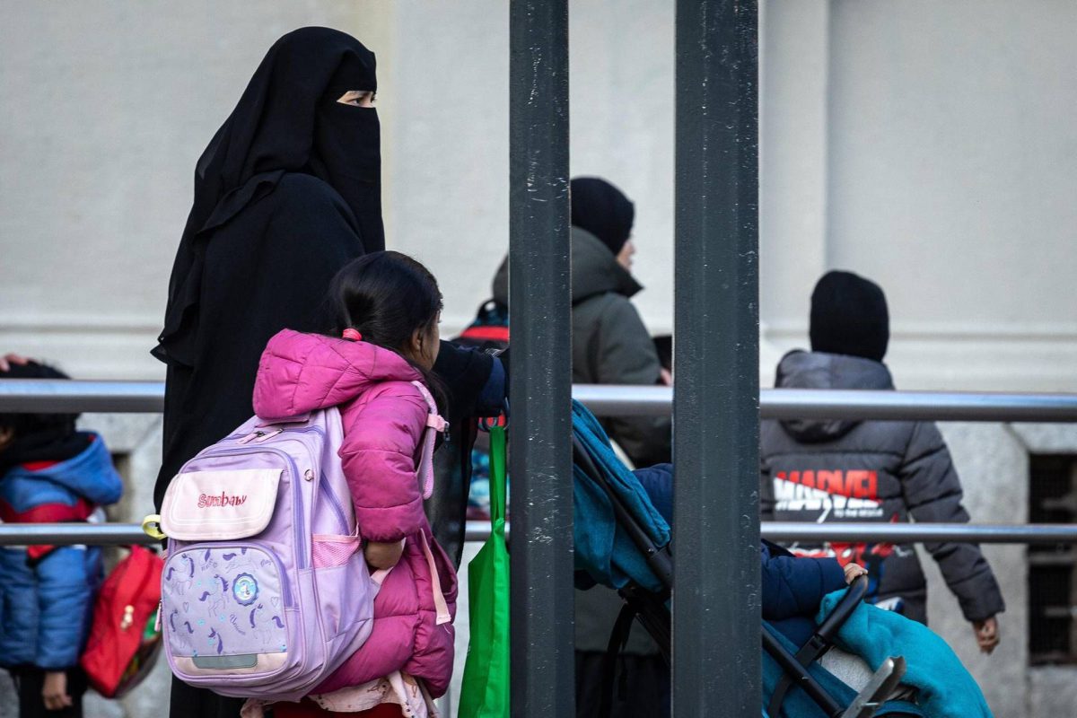 Scuola, tetto studenti del 30% per i non italofoni e stop a burqa e niqab dal nuovo decreto