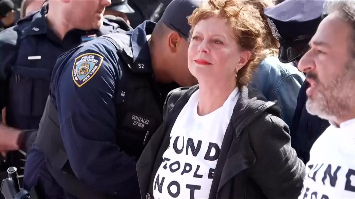 Il video di Susan Sarandon arrestata a New York, protesta contro Netanyahu vicino all
