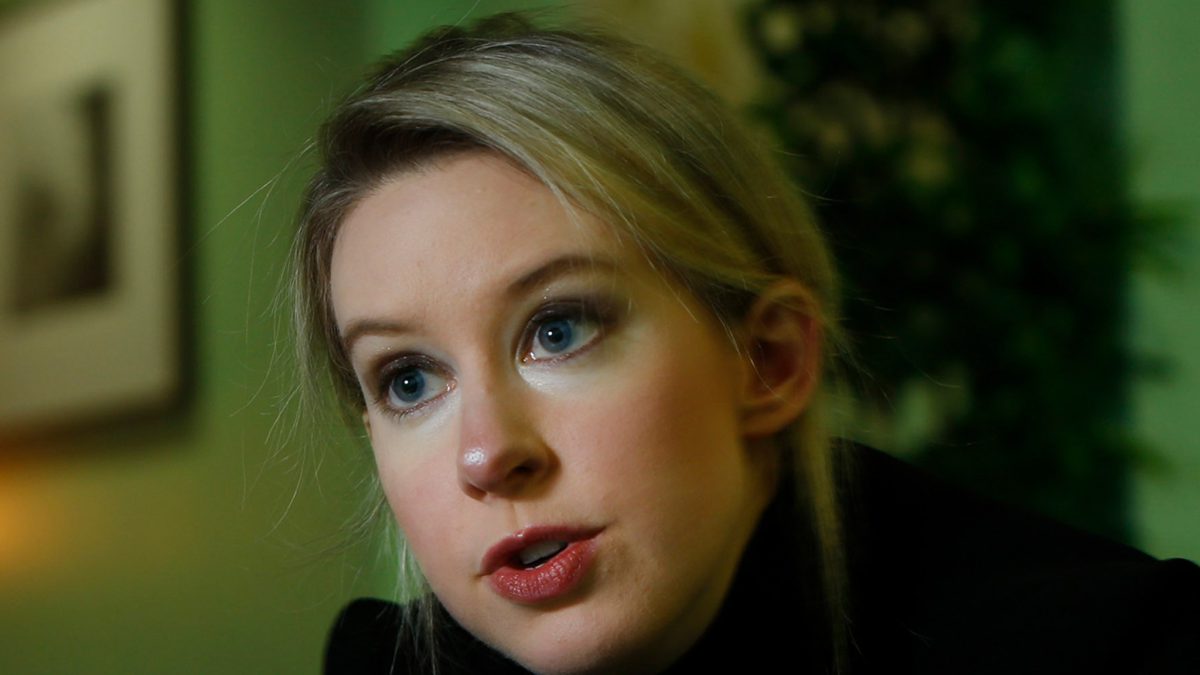 Elizabeth Holmes, dopo il carcere divieto di contatto con 14 vittime Theranos