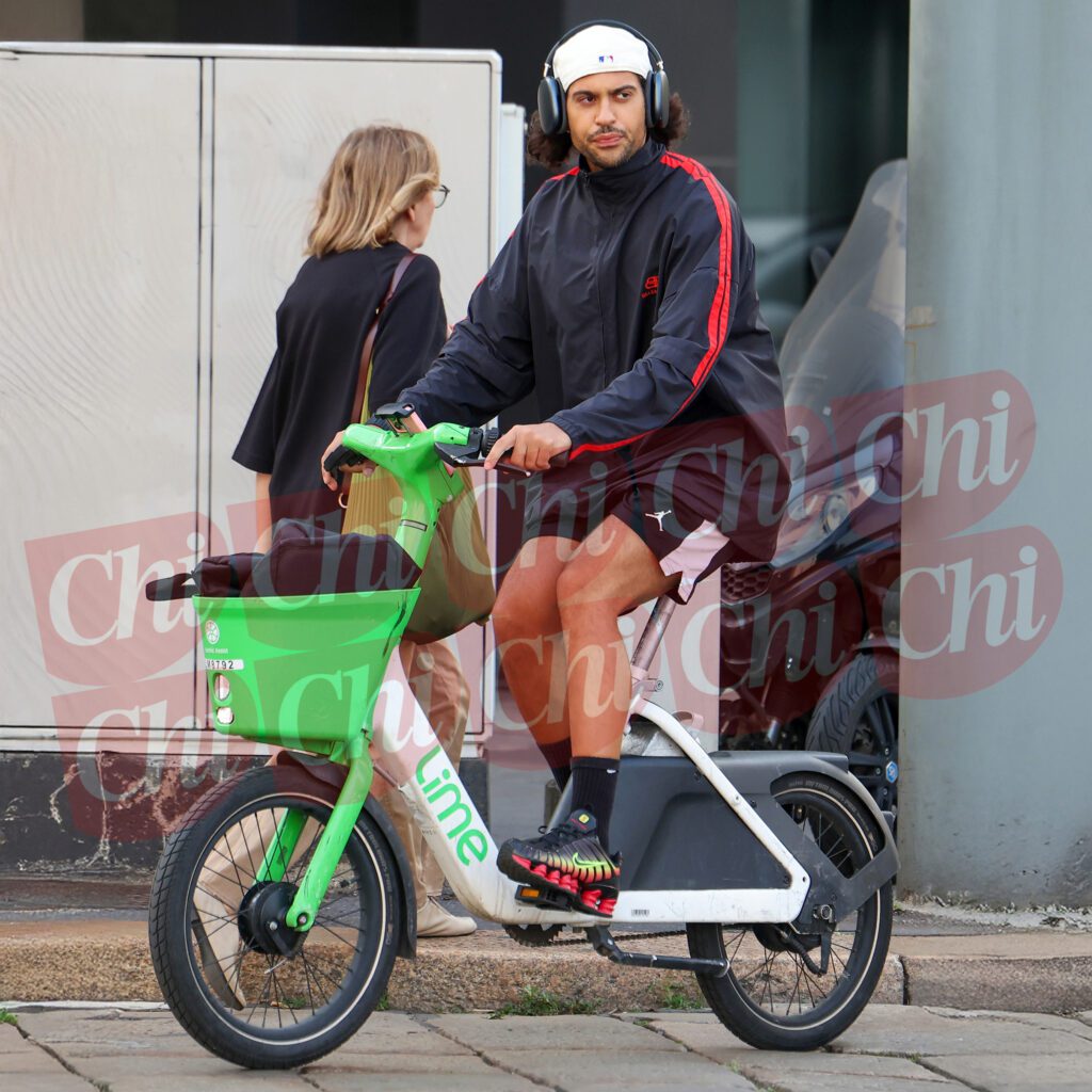 Mahmood torna a Milano dopo la Spagna, e-bike e nuovo look per il rientro in città