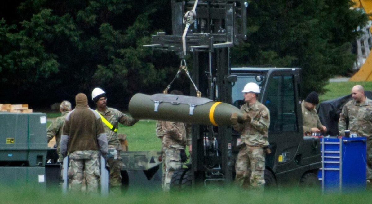 Whelford evacuata vicino a RAF Fairford, arresti e artificieri esaminano alcuni veicoli