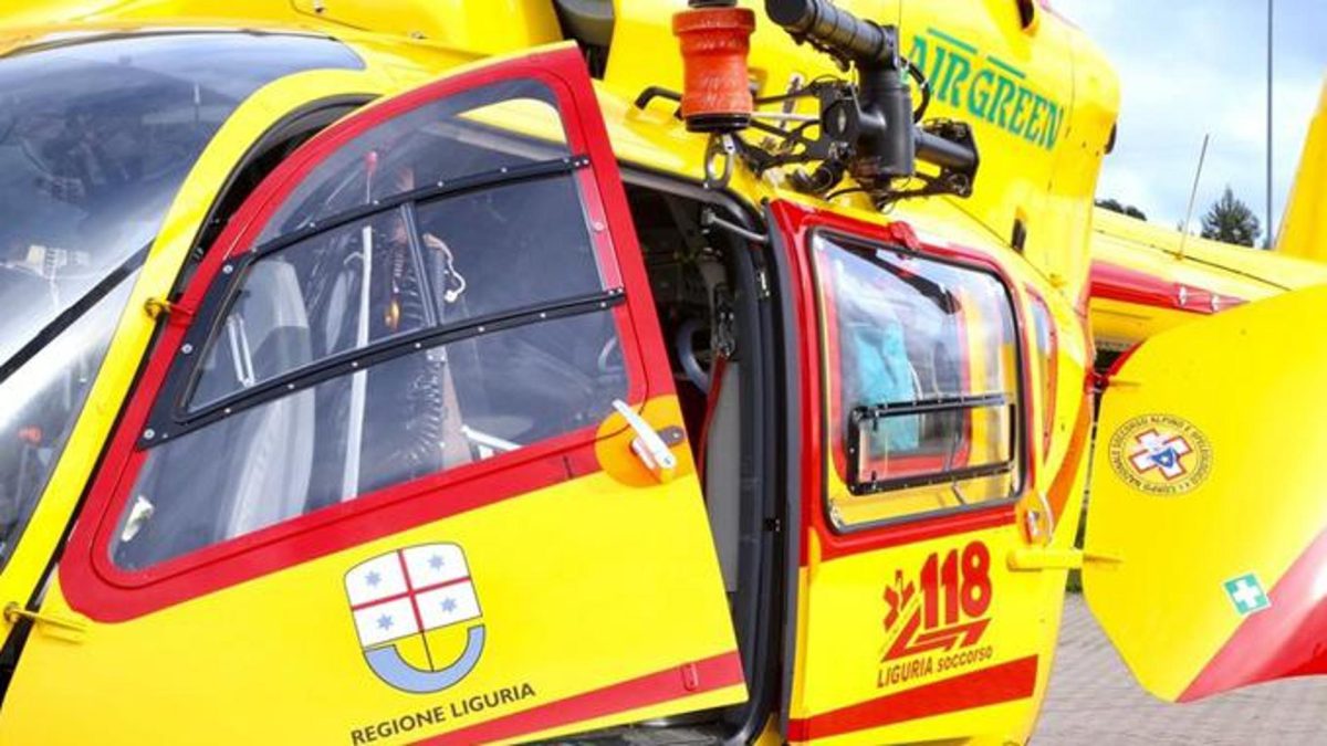 Bergeggi, cade per oltre sette metri dalla scogliera e viene recuperato con l Bergeggi, cade per oltre sette metri dalla scogliera e viene recuperato con l