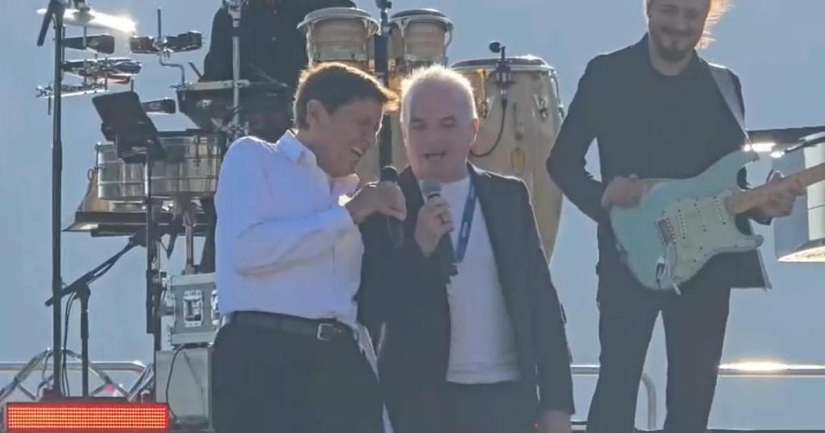 Gianni Morandi a Torbole, sul palco duetta con il sindaco che porta il suo stesso nome