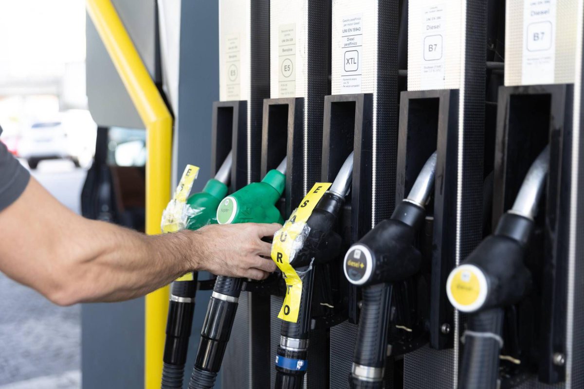 Carburanti in calo, benzina e gasolio arretrano ancora dopo il tetto ai prezzi