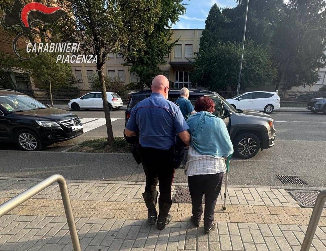 Piacenza, finto cantante rock convince una 74enne al bonifico da 8.500 euro