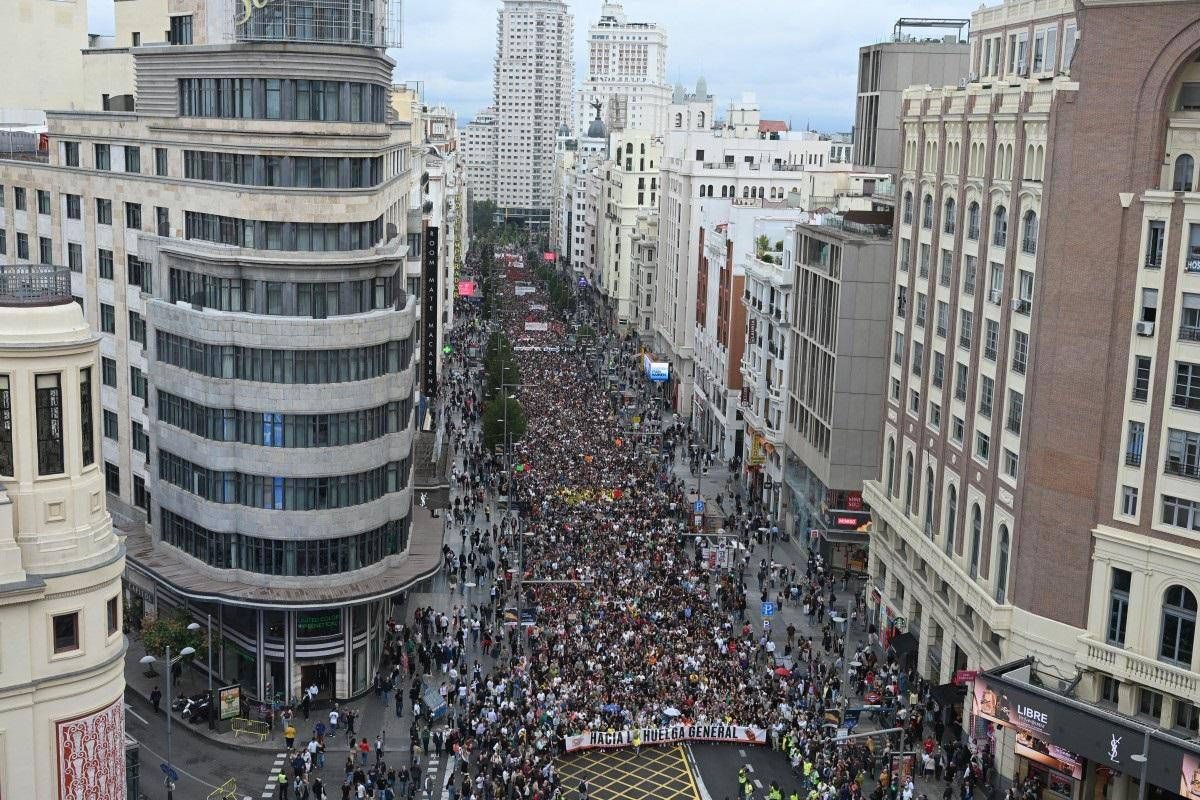 Spagna, protesta per la casa dopo lo stop ai decreti: 70mila in piazza a Madrid
