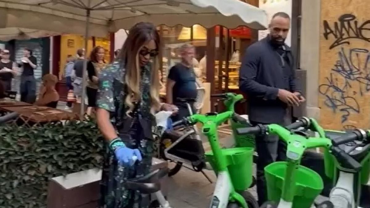 Naomi Campbell a Parigi, guanti e salviette prima di salire sulla bici elettrica