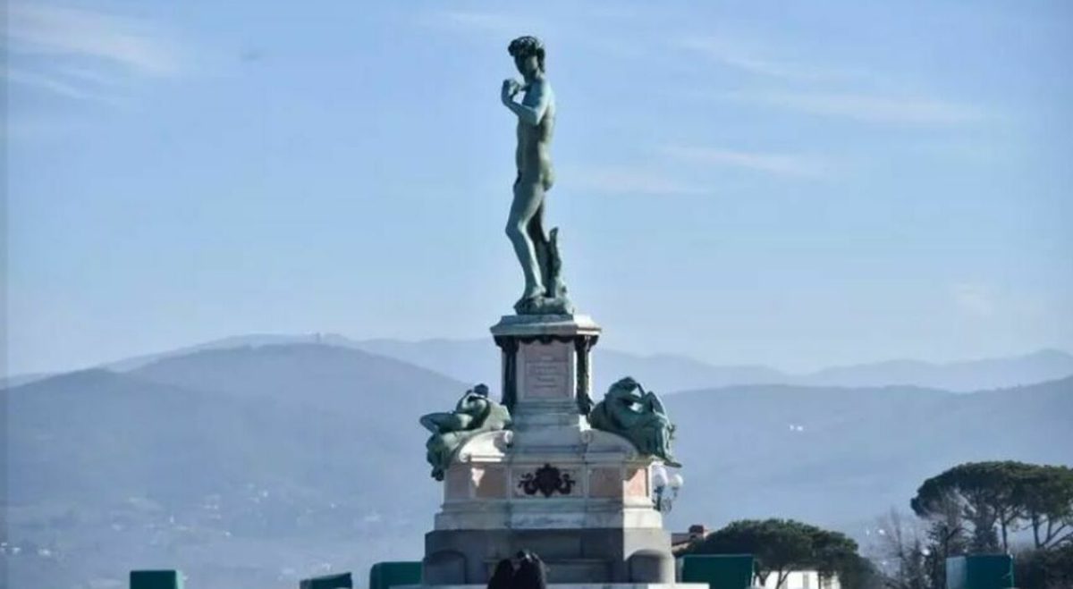 Firenze, bombola vuota sotto il David a piazzale Michelangelo: senza gas e nessun pericolo
