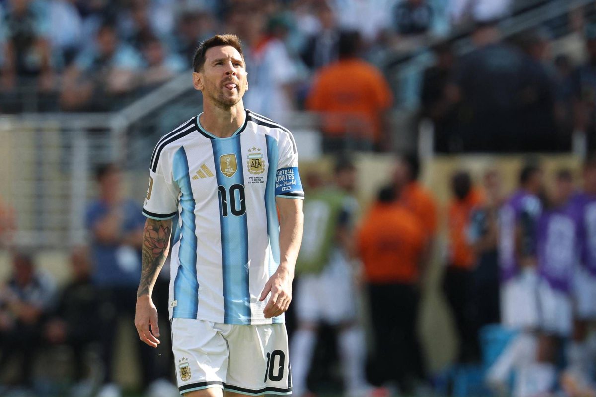 Messi saluta l