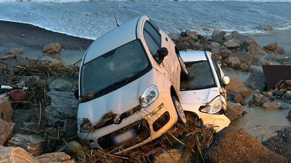 Maltempo tra Lipari e Calabria, torrenti esondati e strade bloccate: danni anche nel Lazio