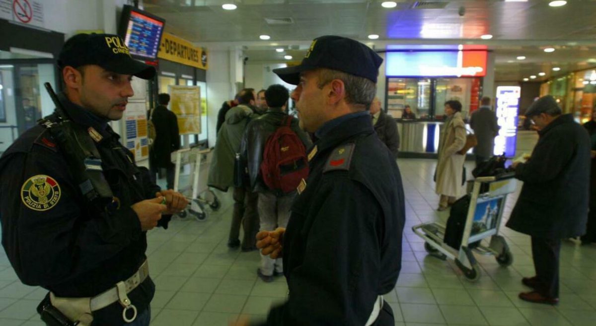 Napoli Capodichino, collega scavalca il banco e ferma l