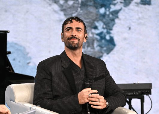 Marco Mengoni canta Giornate perse, il ricordo della madre e ciò che il lutto gli ha insegnato