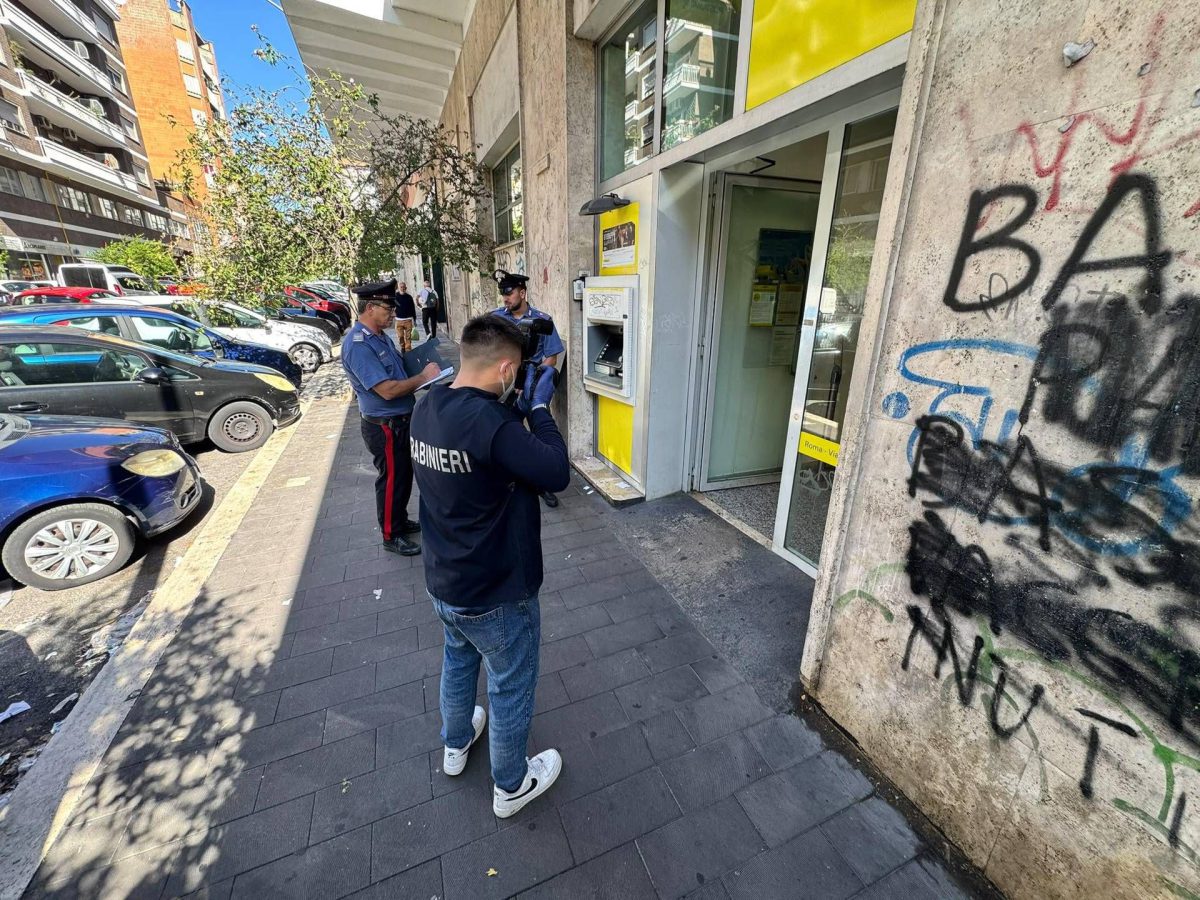 Rapina alle Poste della Garbatella, ingresso dal muro e fuga con 100mila euro