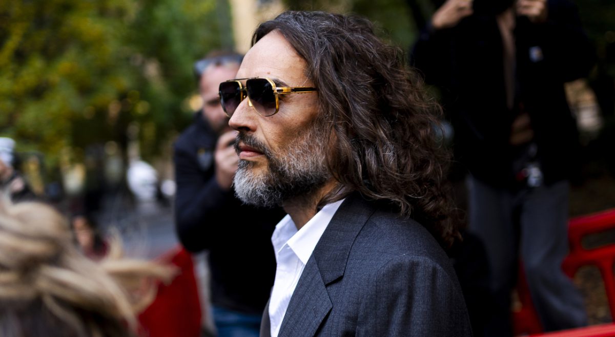 Processo Russell Brand, la testimone racconta i 20 secondi e la denuncia arrivata nel 2023