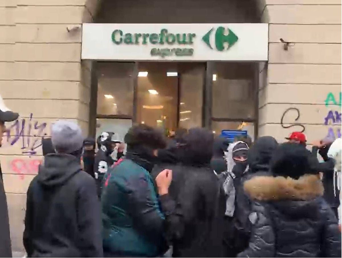 Milano, nuovi disordini tra Duomo e via Torino: saccheggiato un Carrefour