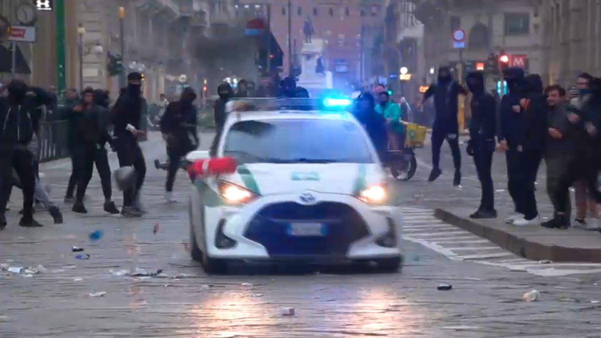 Milano, oggetti contro l Milano, oggetti contro l