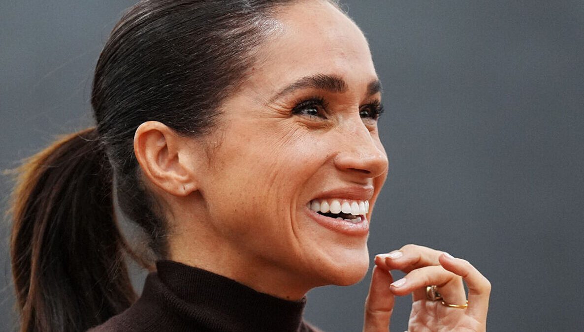 Meghan Markle, la coda di cavallo svela i capelli bianchi e la manicure è rosa blush Meghan Markle, la coda di cavallo svela i capelli bianchi e la manicure è rosa blush