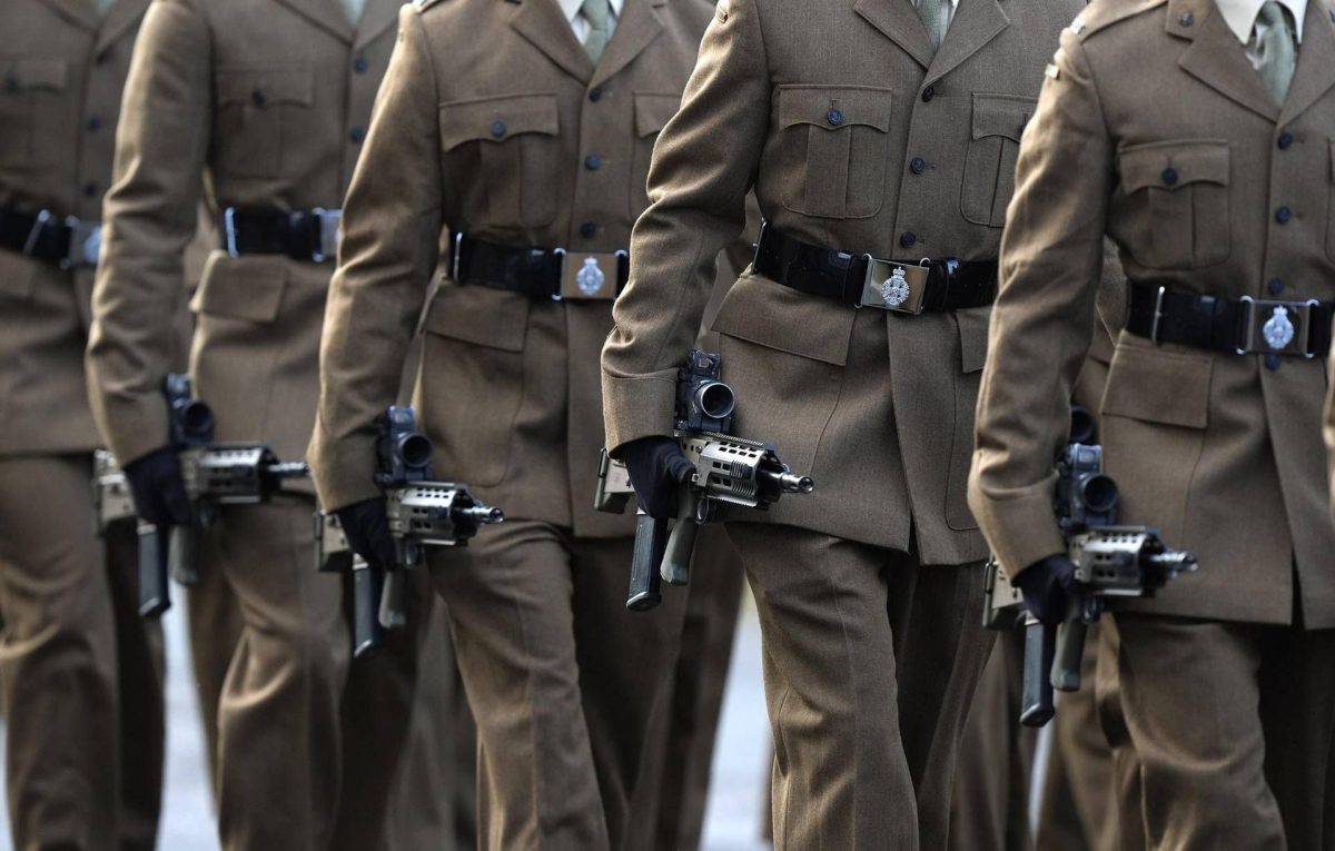 Regno Unito, riserve militari insufficienti per una guerra lunga: il nodo della spesa sociale