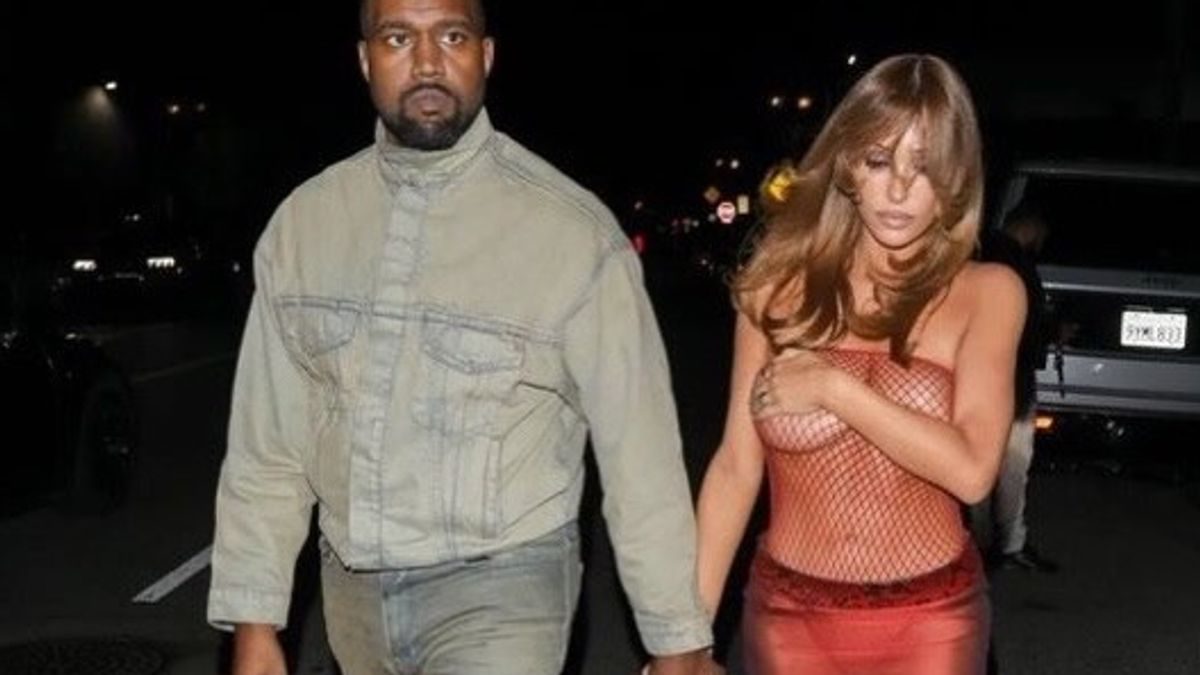 Bianca Censori Bianca Censori a Los Angeles con Kanye West, il completo rosso finisce anche sui social