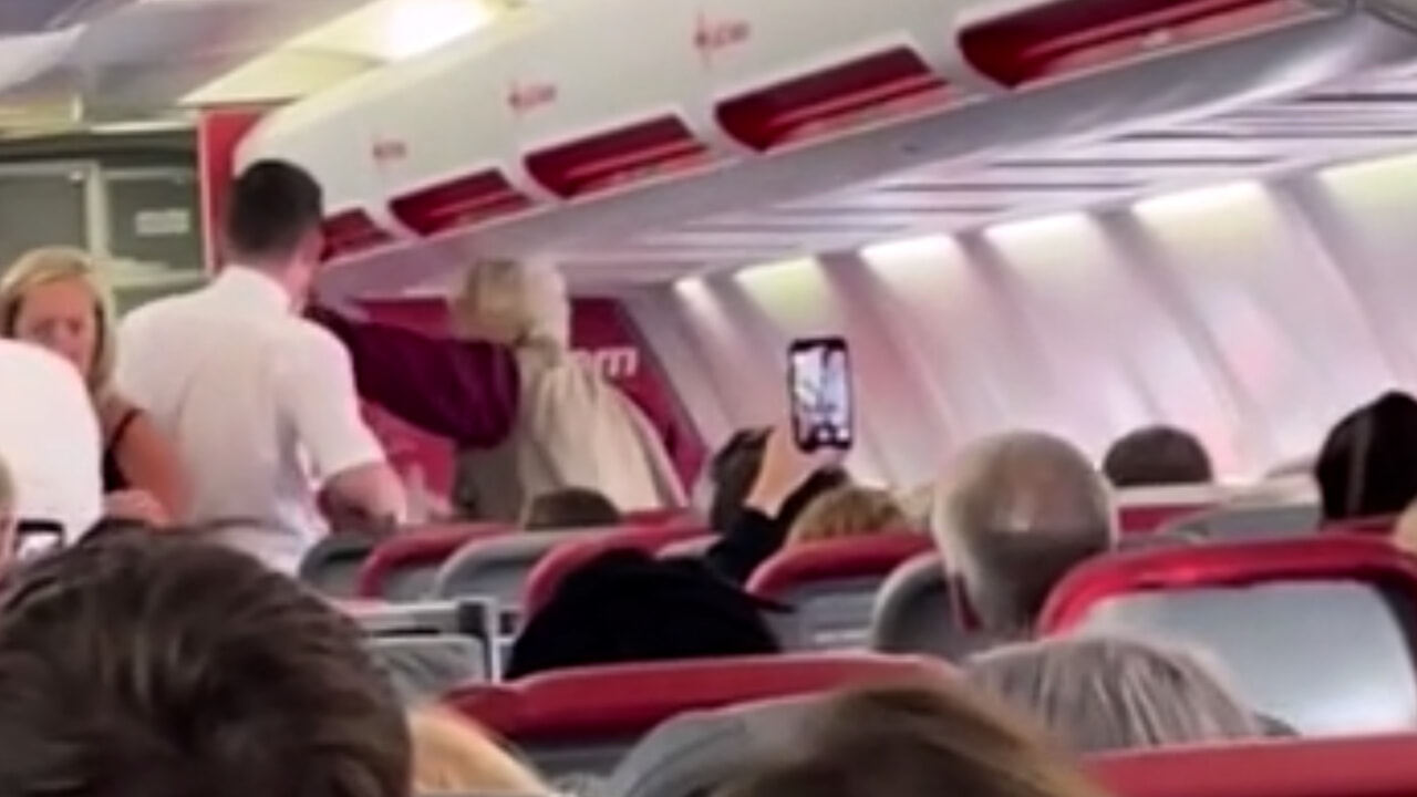 Basta col gin tonic: La nonnina schiaffeggia lo steward in aereo