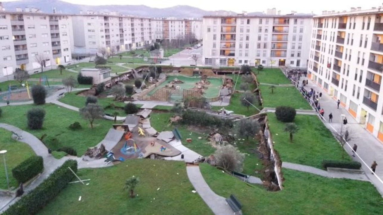 Spagna, parco giochi crolla su parcheggi : Le immagini choc