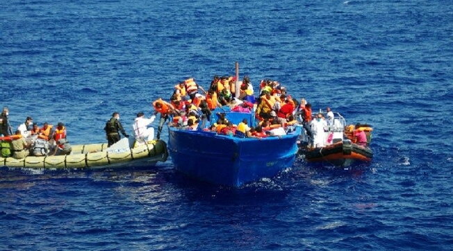 Arrestati i presunti scafisti responsabili del naufragio di Lampedusa: un bambino di 4 anni muore