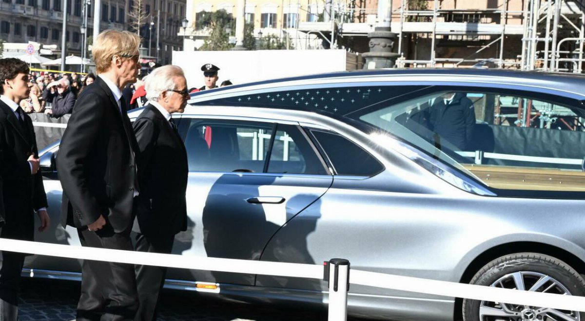 Valentino Garavani, il compagno parla al funerale: Non dico addio, ma grazie dopo 43 anni insieme