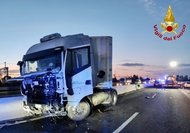 Incidente Autostrada A1 oggi : tir sbanda e finisce contromano