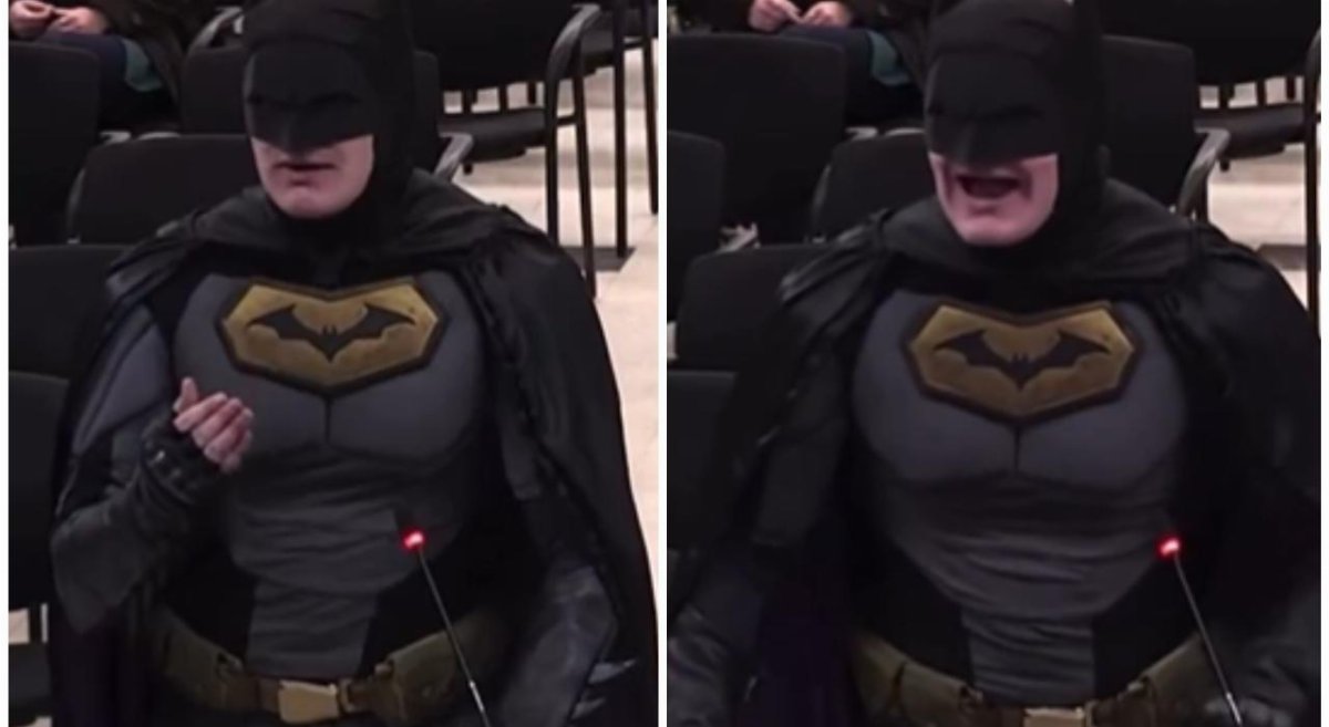 Batman interrompe il consiglio comunale di Santa Clara contro l Batman interrompe il consiglio comunale di Santa Clara contro l