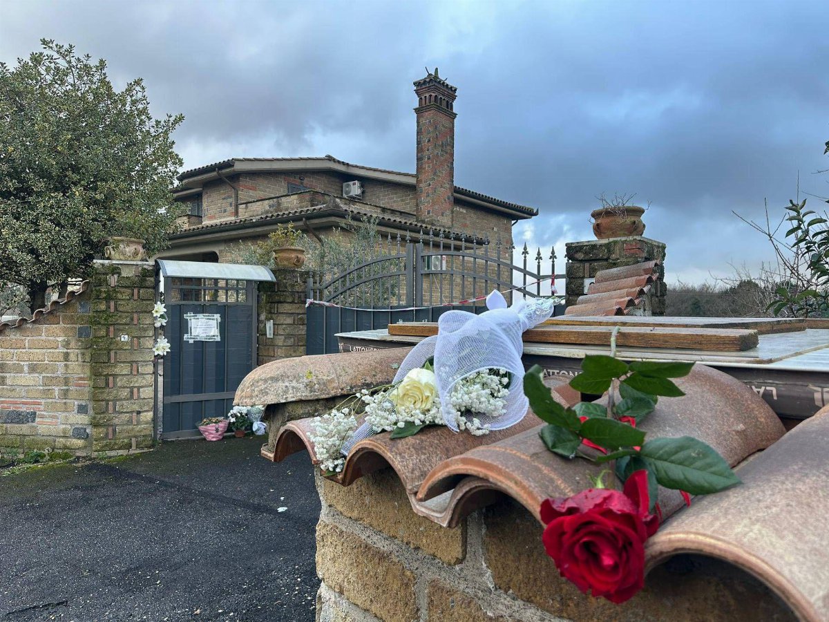 Oggi i funerali dei genitori di Claudio Carlomagno, lutto cittadino ad Anguillara Sabazia Oggi i funerali dei genitori di Claudio Carlomagno, lutto cittadino ad Anguillara Sabazia