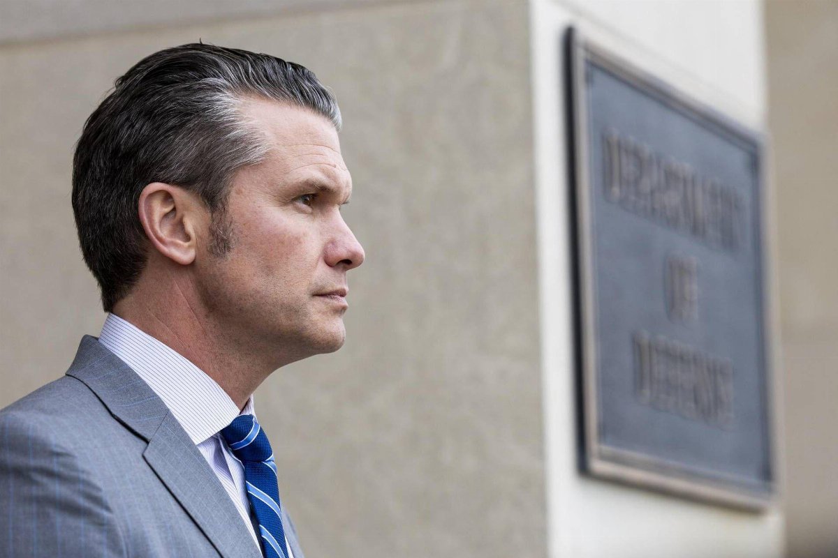 Signalgate, nuove rivelazioni: Hegseth usava chat non sicure con vertici del Pentagono