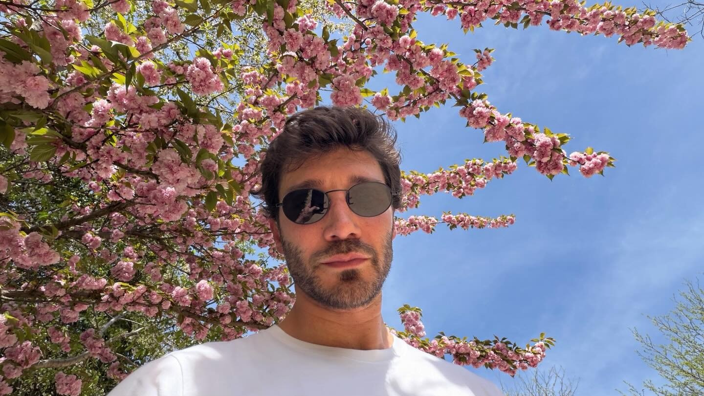 Stefano De Martino compie 37 anni, da Amici a Sanremo 2027 tra tv, amori e confessioni