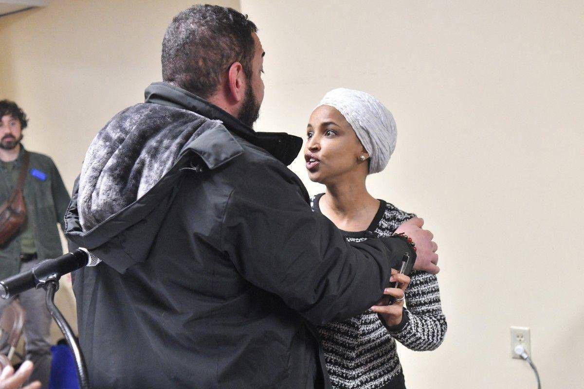 Minneapolis, sostanza spruzzata contro Ilhan Omar: identificato l