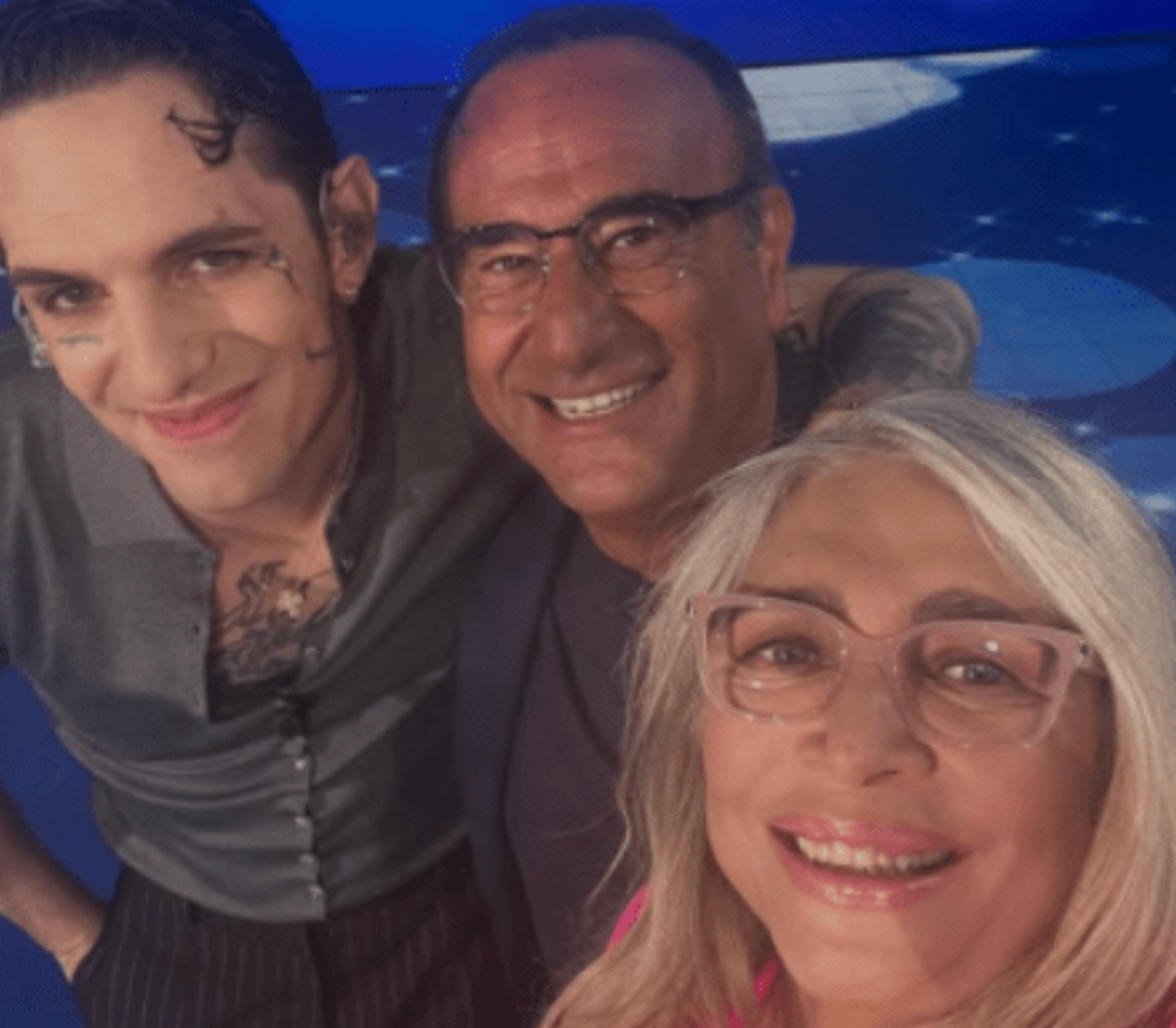 Achille Lauro emoziona a Domenica In con Mara Venier: sorpresa in studio e omaggio per la Festa della Mamma