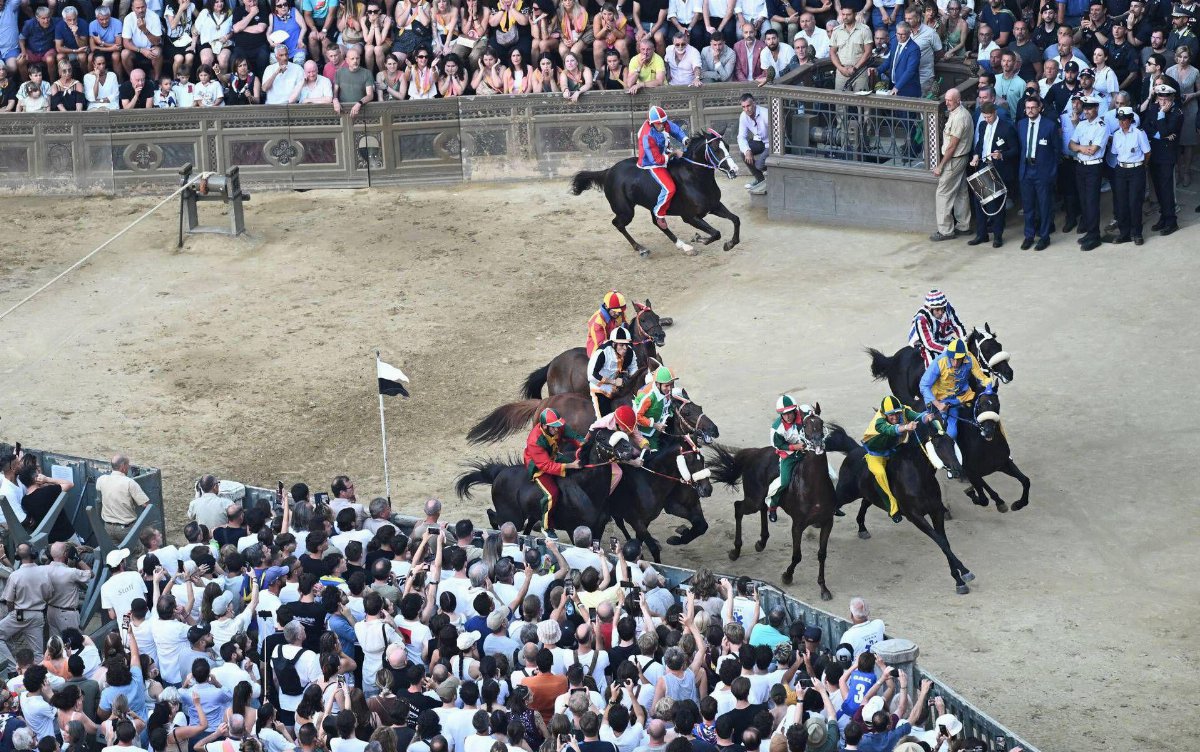 Palio di Siena oggi 3 luglio: dieci contrade in gara, diretta tv su La7 dalle 17.10