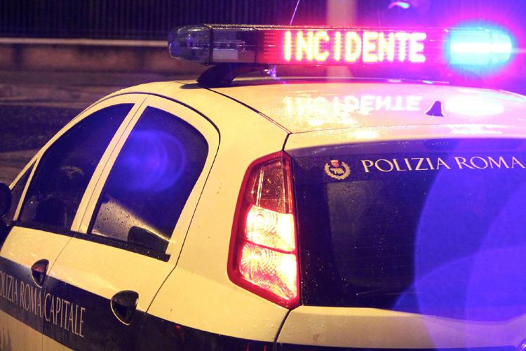 Auto con 6 persone a bordo si schianta contro albero: due morti a Roma
